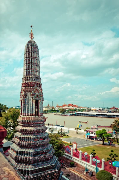 Wat Arun, Chao Phraya river and dramatic sky in Bangkok — Stock Photo, Image