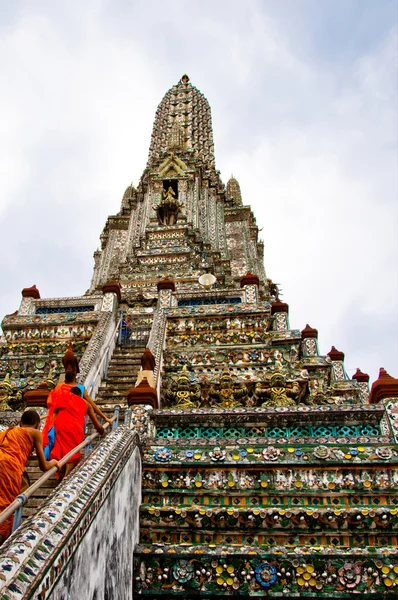 Oidentifierad ung buddhistiska munkar vandrar upp trappan till wat arun templet, bangkok - thailand — Stockfoto
