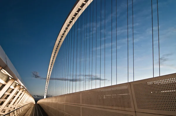 Moderno ponte sospeso a Reggio Emilia - Italia — Foto Stock