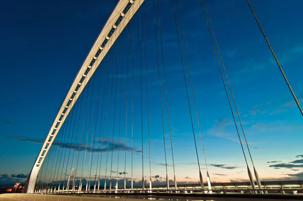 Moderno puente colgante en Reggio Emilia - Italia — Foto de Stock