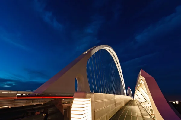 Ponte suspensa moderna em Reggio Emilia - Itália — Fotografia de Stock