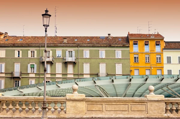 Urban contrasts in Parma, Italy — Stock Photo, Image