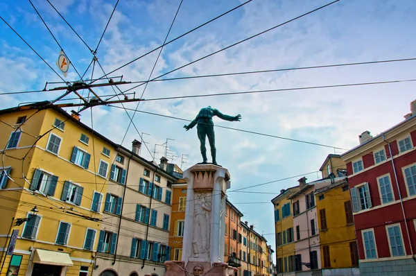 Parma, Itálie - barevné středomořské architektury a pomník vojáka — Stock fotografie