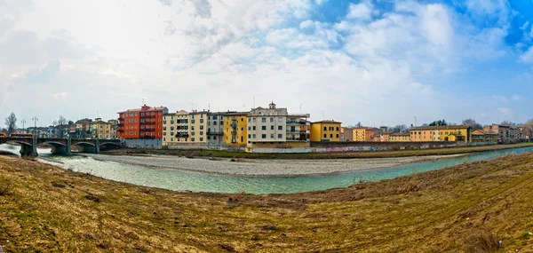 Huizen en brug in parma - Italië — Stockfoto