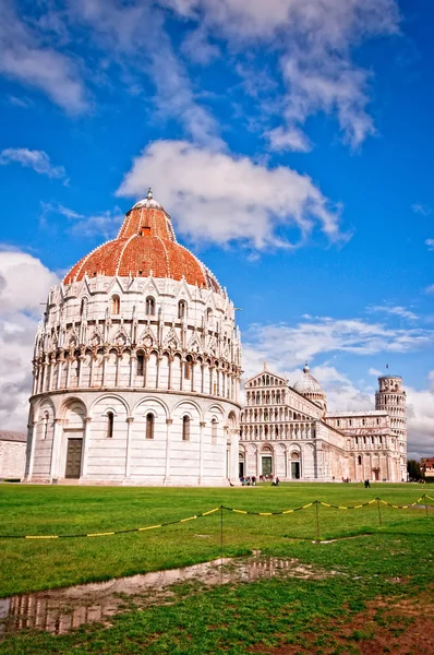 Pisa - Italië: doopkapel, de kathedraal en de scheve toren — Stockfoto