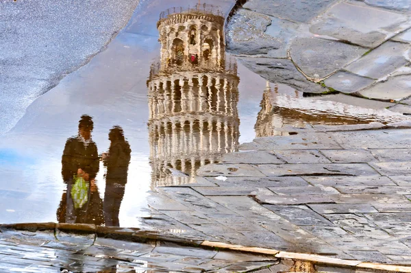 Pisa - leaning tower and couple reflected — Stock Photo, Image