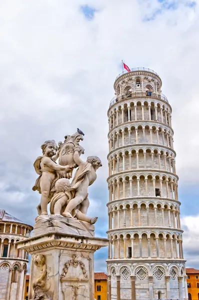 Lutande tornet i pisa med änglar staty, Toscana - Italien — Stockfoto