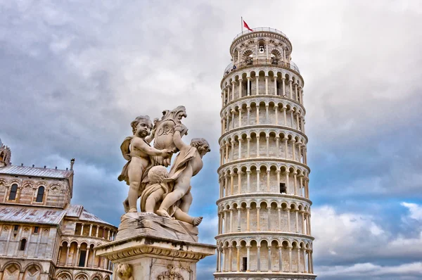 Torre inclinada de Pisa con estatua de ángeles, Toscana - Italia — Foto de Stock
