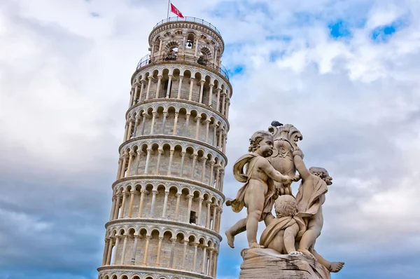 Scheve toren van pisa met engelen standbeeld, Toscane - Italië — Stockfoto