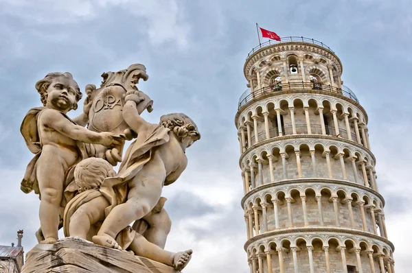 Scheve toren van pisa met engelen standbeeld, Toscane - Italië — Stockfoto