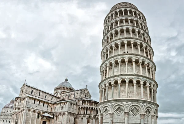 Lutande tornet och katedralen i pisa — Stockfoto