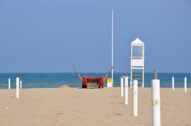 Rimini Muhafız Kulesi ve kurtarma botu ile boş beach