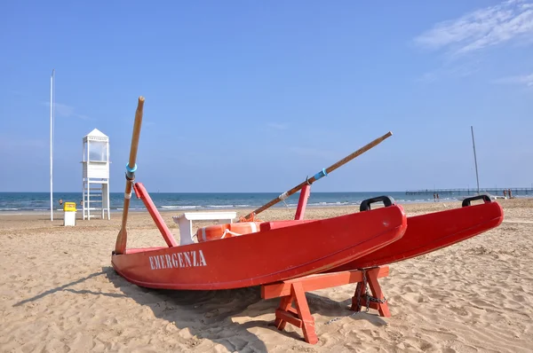 Spiaggia vuota con torre di guardia e battello di soccorso a Rimini — Foto Stock
