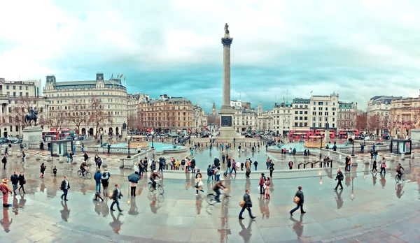 Les touristes visitent Trafalgar Square — Photo
