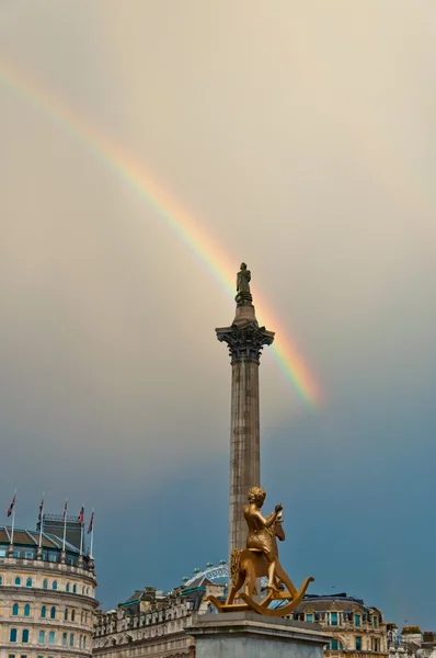 Duha nad trafalgar square v Londýně — Stock fotografie