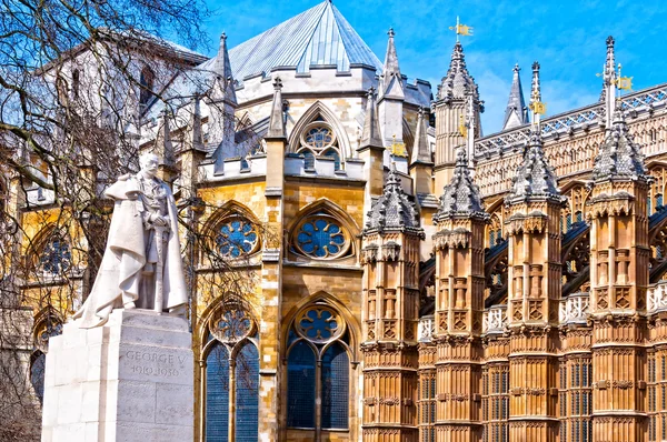 Estátua de George V e Abadia de Westminster, Londres — Fotografia de Stock