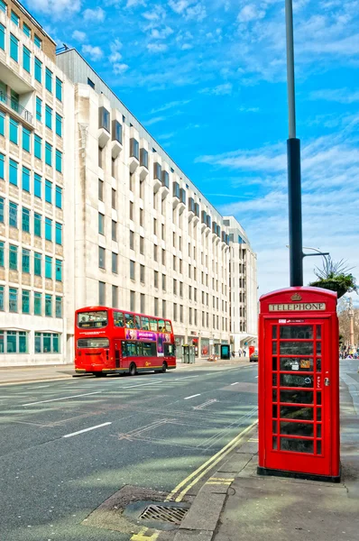 Britské ikony červené telefonní budky a červený autobus v Londýně — Stock fotografie