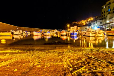 gece uzun pozlama görünümünü antik limanda piombino, Toskana - İtalya