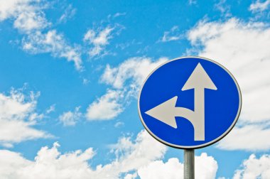 zorla yön yol levhası ile bulutlu gökyüzü arka plan