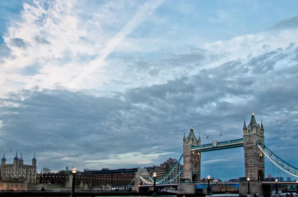 Tower Bridge und Wolkenlandschaft, London, Großbritannien — Stockfoto