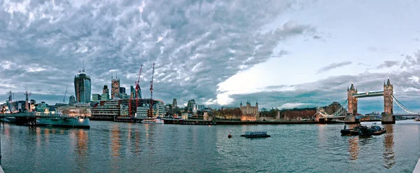 Modern London cityscape with HMS Belfast and Union Jack — Stock Photo, Image