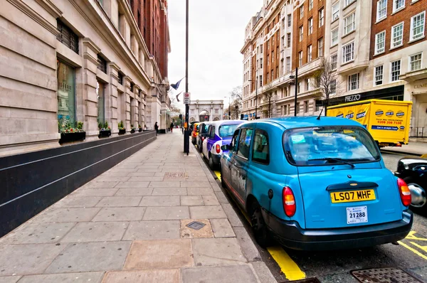 Rad av taxibilar framför marmor arch, london, Storbritannien — Stockfoto