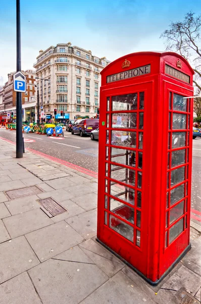 オックスフォード ・ ストリート、ロンドン、イギリスで 2013 年 4 月 15 日にイギリス アイコンで赤い電話ブート — ストック写真