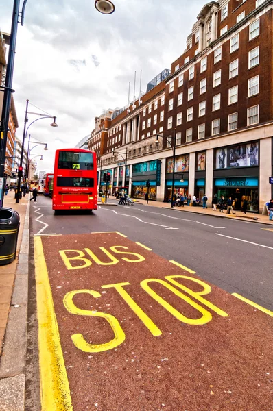 Ícone britânico autocarro de dois andares ao longo de Oxford Street, em Londres, Reino Unido — Fotografia de Stock