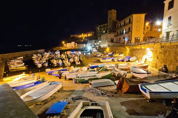 Vista notturna sull'antico porto di Piombino, Toscana - Italia — Foto Stock