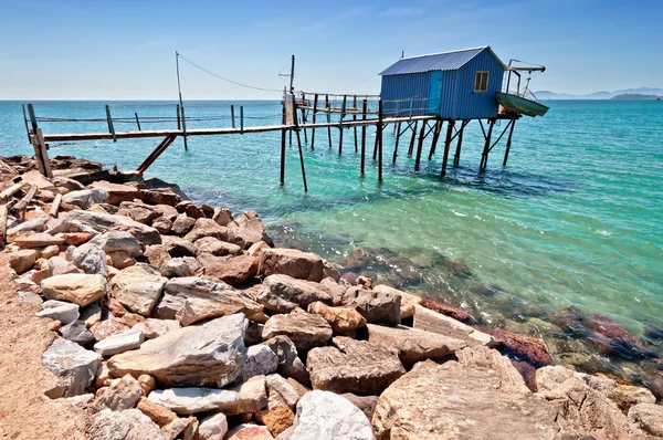 Blue fishermen hut on Tuscany coast — Stock Photo, Image