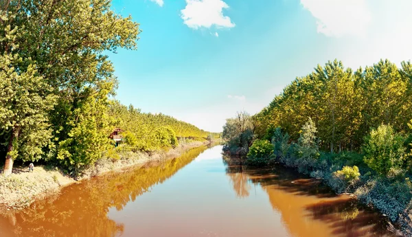 Alanlar arasında çalışan İtalyan po Vadisi'nde Nehri — Stok fotoğraf