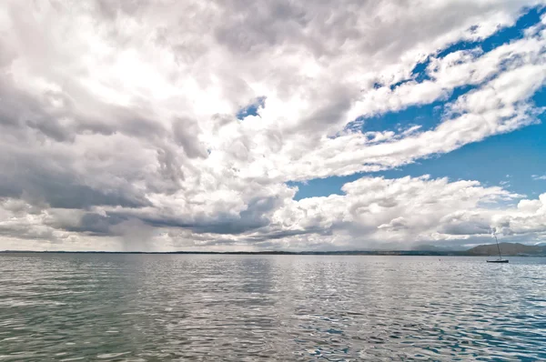 Драматическое небо над озером Гарда - Италия — стоковое фото
