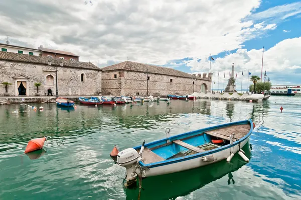 ท่าเรือ Lazise บนทะเลสาบ Garda - อิตาลี — ภาพถ่ายสต็อก