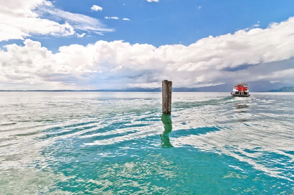 Pólo solitário em garda Lake — Fotografia de Stock