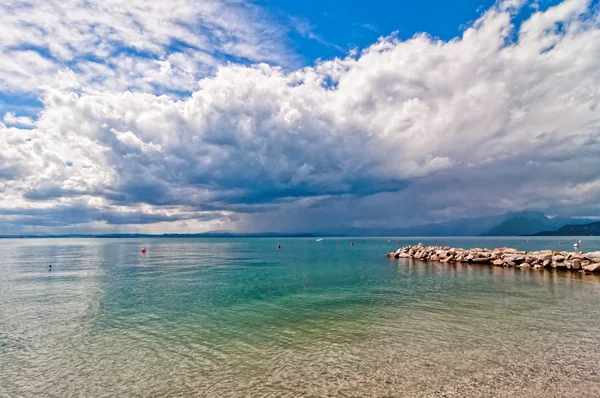 Cais com céu dramático sobre o lago Garda - Itália — Fotografia de Stock