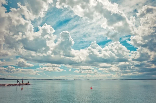 Ciel dramatique sur le lac de Garde - Italie — Photo