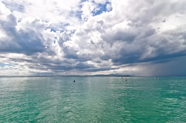 Ciel dramatique sur le lac de Garde - Italie — Photo