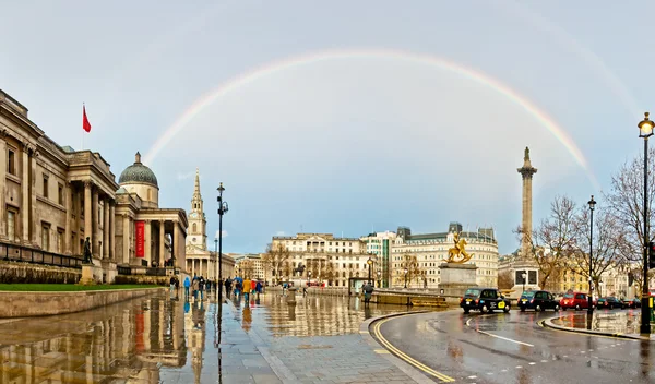 Arc-en-ciel sur Trafalgar Square à Londres — Photo