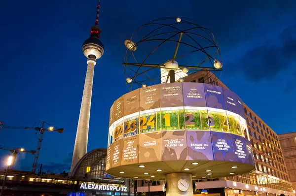 TV-tornet och världen klocka nattvisning i berlin — Stockfoto