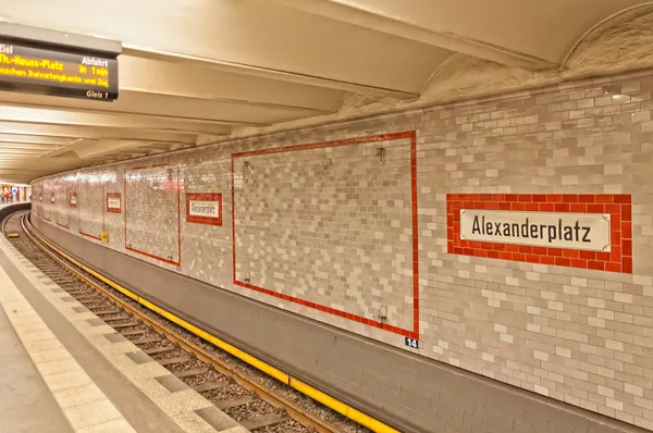 Alexanderplatz-schild am u-ban station in berlin — Stockfoto