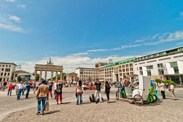 Toeristen in Brandenburger Tor, Berlijn — Stockfoto