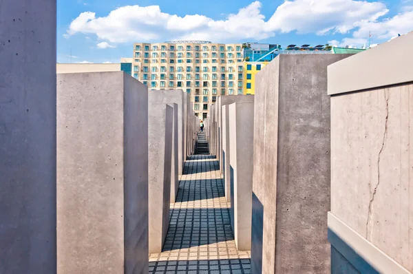 Památník holocaustu a moderní budovy v Berlíně — Stock fotografie