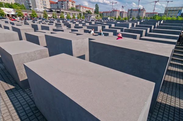 The Holocaust Memorial and modern buildings in Berlin — Stock Photo, Image