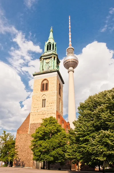 St Marys kyrka och TV-tower Berlin - Tyskland — Stockfoto
