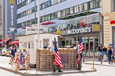 eski sınırı geçmek checkpoint charlie Berlin
