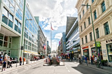 eski sınırı geçmek checkpoint charlie Berlin