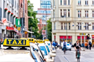 Almanya Berlin şehir merkezine, bekleyen taksi taksi