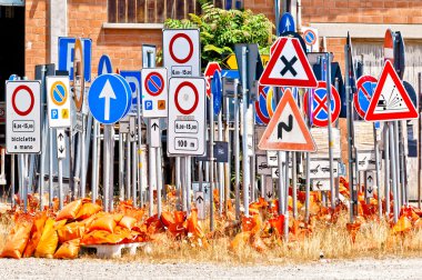 İtalyan yol işaretleri