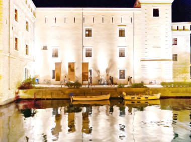 Bir Riva del garda boardwalk gece on lake garda, İtalya