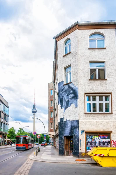 Mural on building in Brunnenstraße, Mitte district, Berlin — Stockfoto